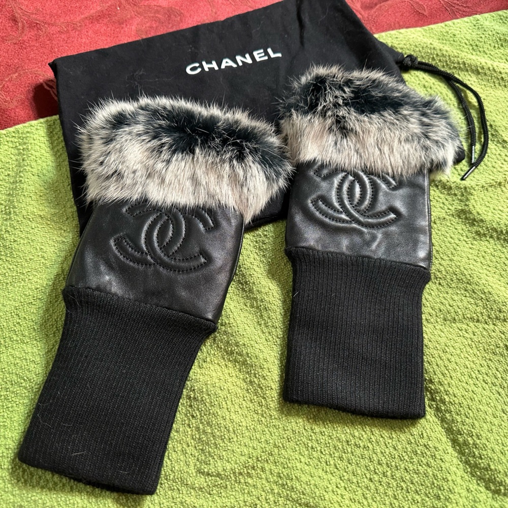 Chanel gloves, black with fur (fingerless) comes with Chanel bag as pictured.
